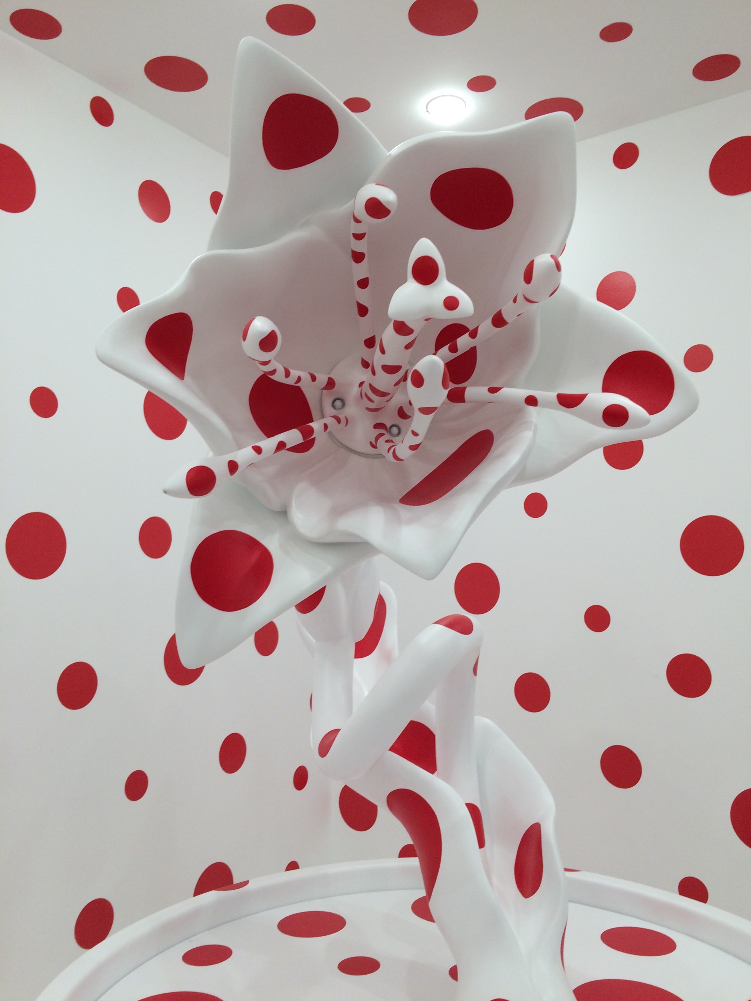 (Installation, Yayoi Kusama, Red Dot Room, David Zwirner Gallery)